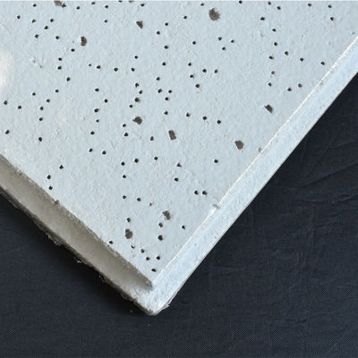 Los azulejos de techo minerales con revestimiento en polvo y materiales a prueba de fuego 60x60