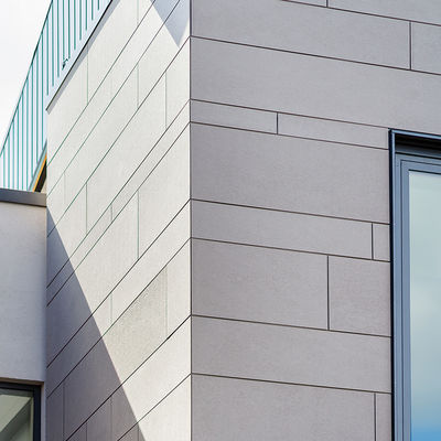 Material verde Tabla de revestimiento de cemento de fibra de madera para el exterior de la villa contemporánea