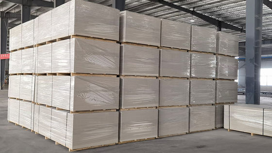 Panel de techo de estrellas ópticas de madera de 60x60 azulejos de techo de fibra mineral con superficie pulida